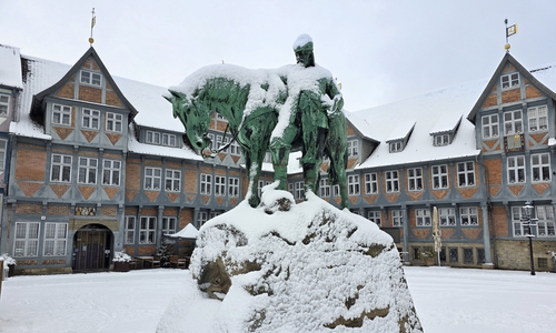 Das Herzog August Denkmal unter einer Schneedecke.