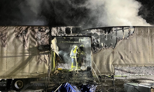 Die im Anhänger gelagerten Gegenstände brannten in voller Ausdehnung.