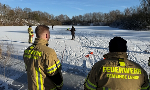 In der Gemeinde Lehre rückten Einsatzkräfte der Freiwilligen Feuerwehr Lehre und der Stützpunktfeuerwehr Flechtorf kurzfristig vor die Kameras des NDR Niedersachsen.