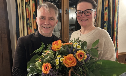 Hier nimmt Andreas Klaffehn (li.) die Glückwünsche zur Nominierung als PUG-Kandidat bei der Oberbürgermeisterwahl von Melissa Koch entgegen.