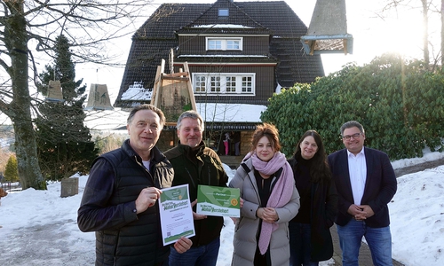Bei der offiziellen Auszeichnung des Hearts Hotels in Braunlage (von links): Inhaber Meik Lindberg, Nationalparkleiter Dr. Roland Pietsch und Cordula Dähne-Torkler mit Cathleen Hensel, Geschäftsführerin der Braunlage Tourismus Marketing GmbH und Braunlages Bürgermeister Wolfgang Langer.