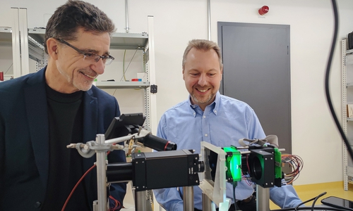 Professor Andreas Waag (TU Braunschweig) und Professor Christian Werner (Ostfalia) am ersten Demonstrator des neuromorphen Computeraufbaus.