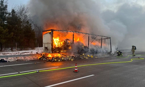 Der Anhänger brannte lichterloh.