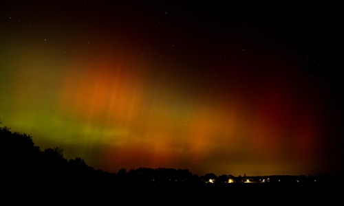 Polarlichter hüllten den Himmel über der Region in bunte Farben.