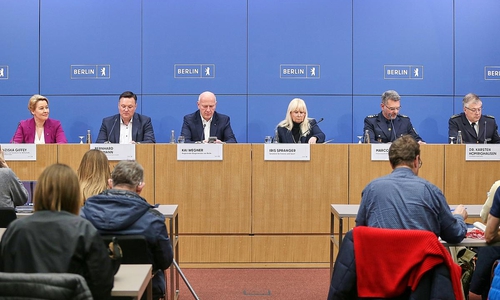Senatsmitglieder bei der Pressekonferenz am 07.01.2026