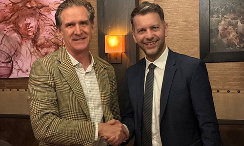 Tim Kelly, Bürgermeister von Chattanooga (links) und Dennis Weilmann unterzeichneten ein Memorandum, um die Zusammenarbeit zu würdigen und das gemeinsame Engagement für eine weiterhin vertrauensvolle und zukunftsorientierte Partnerschaft zu bekräftigen. 