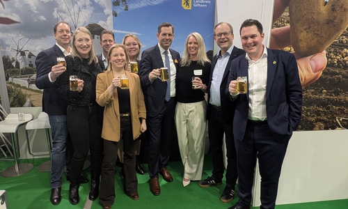 Landrat Philipp Raulfs (rechts) freute sich über den Besuch von Ministerpräsident Olaf Lies (4. v. re.). 