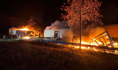 Am frühen Neujahrsmorgen um 3:30 Uhr wurde die Feuerwehr Mariental zu einem Brand von Anhängern auf den Parkplatz an der B244 alarmiert