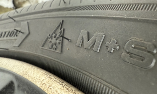  Entscheidend ist, dass die Reifen mit dem sogenannten Alpine-Symbol gekennzeichnet sind – einer Schneeflocke im dreigezackten Berg. 