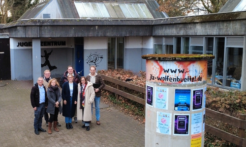 Stefan Fabriczek, Frederik Ott, Doris Heidorn, Timon Loth, Lina Restrepo Godoy, Sonja Lampe und Dirk Lampe vor dem Jugendzentrum. 