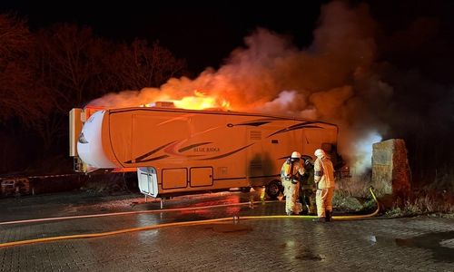 Vier Anhänger sind komplett abgebrannt.