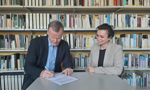 Oliver Grotha, Leiter der Polizeiinspektion Wolfsburg-Helmstedt, und Anita Placenti, Leiterin des IZS, unterzeichneten einen Kooperationsvertrag.