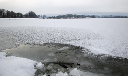 Der zugefrorene Salzgittersee täuscht, denn die Eisfläche ist noch zu dünn, um sie zu betreten.