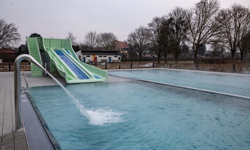 Der Spielbereich mit Rutsche.