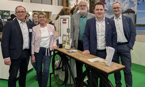 Jörg Burmeister-Wegner (von links), Leiter der Stabsstelle Regionalentwicklung beim Landkreis Gifhorn, Monika Fandrich von der Stabsstelle Regionalentwicklung, Detlef Tanke, Vorsitzender Regionalverband Großraum Braunschweig, Landrat Philipp Raulfs und Erster Kreisrat Dominik Meyer zu Schlochtern am Gemeinschaftsstand des Landkreises Gifhorn.