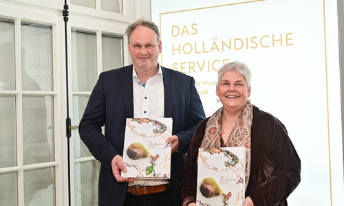 Dr. Sandra Donner, Leiterin des Museums Wolfenbüttel, und Markus Gröchtemeier, stellvertretender Museumsleiter, präsentierten 2025 den hochwertigen Katalog „Das Holländische Service im Schloss Museum Wolfenbüttel“. 