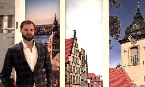 In Eldars Mazurs Praxis hängen Fotos von den bisherigen Stationen seiner Karriere: Riga, Münster und Salzgitter.