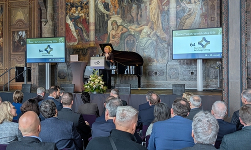 Oberbürgermeisterin Urte Schwerdtner begrüßt die Gäste in der vollbesetzten Aula regis der Kaiserpfalz zur Eröffnung des 64. Deutschen Verkehrsgerichtstages.