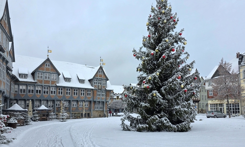 Viel Schnee auch auf dem Stadtmarkt.