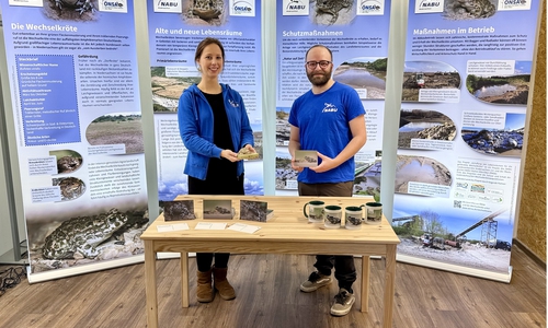 Das Projektteam mit Marieke Neßmann und Valentin Dienst vor der projekteigenen Ausstellung.