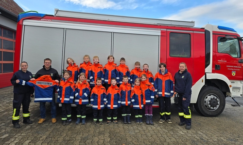Die Gruppe der Kinderfeuerwehr Cremlingen mit Jens Hauffe (2. v. li.).