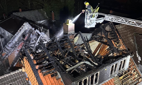Das Dach brannte komplett durch.