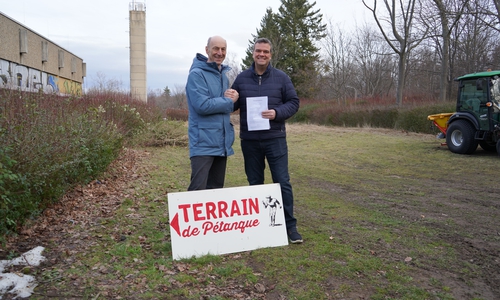 Matthias Busmann (Vorsitzender der Boule-Freunde Goslar) und Landrat Alexander Saipa stehen auf der Fläche die für die Herrichtung neuer Boule-Anlagen genutzt werden soll.
