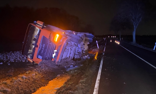 Der LKW war auf einen Acker gekippt.