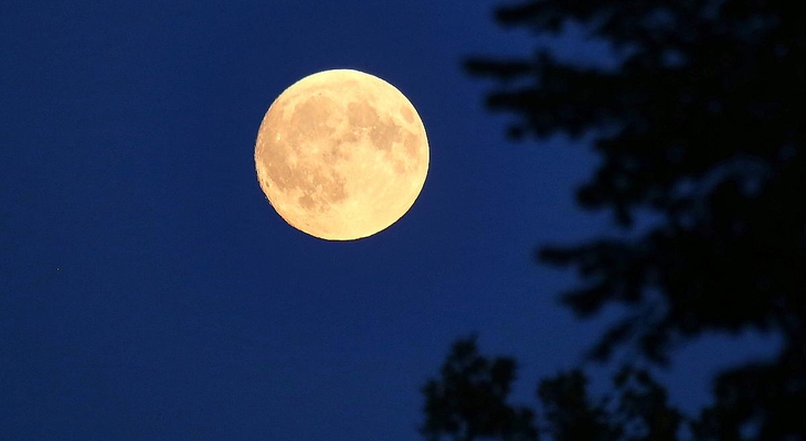 Der Heumond erleuchtet den Himmel: Darum ist er besonders schön