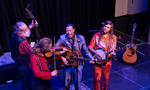Banjo, Fiddle, Gitarren und mehrstimmiger Gesang.