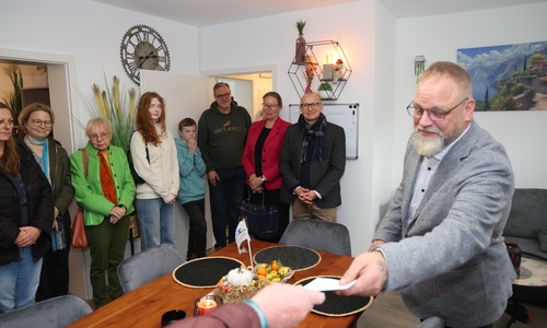 Gemeinsam wurde die Wiedereröffnung gefeiert.