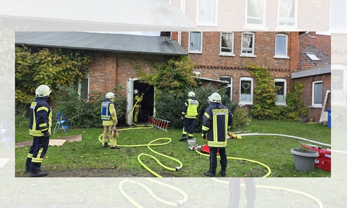 Ein Trupp ging unter Atemschutz in den Schuppen.