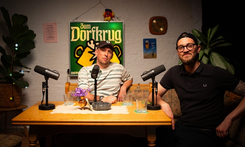 Ein Format zwischen Talkshow, Kneipengespräch, Biografie-Aufarbeitung und Sozialstudie bieten Musikjournalist Alex Barbian und Rapper Grim104.