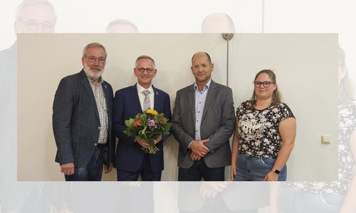 Verabschiedung von Dirk Neumann durch die Fraktionsvorsitzenden. V.l.: Karl-Heinz Müller (CDU), Dirk Neumann, Michael Waßmann (SPD), Chantal Gutacker (Grüne).