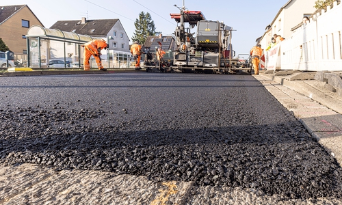 Im Asphaltmischgut werden 60 Prozent wiederverwendeter Asphalt eingesetzt und mit einem destillierten Tallöl aus Kiefernholz kombiniert. 