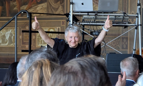 Gabriele Stötzer bei der Begrüßung zur Verleihung – ein Moment voller Freude.