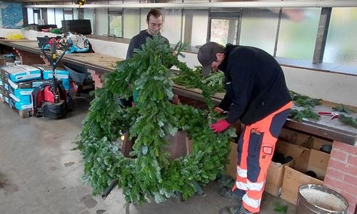 Die Richtkrone wurde im Rahmen der Ausbildung im städtischen Grünflächenamt selbst produziert.