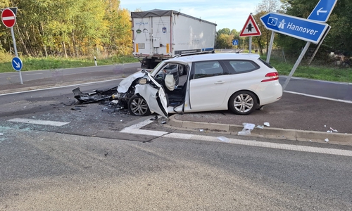Die Feuerwehr rettete die Fahrerin aus dem Fahrzeug.
