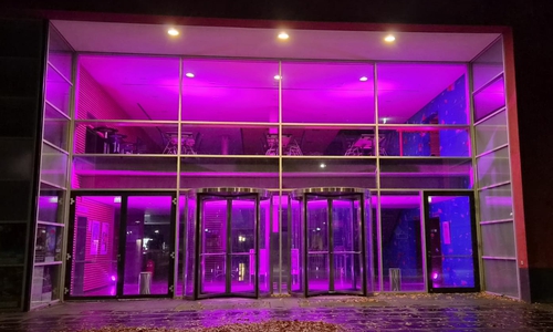 Auch die Stadthalle erstrahlte in Pink.