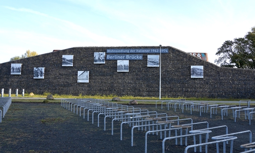 An der Gabionenwand wurden neue Informationstafeln angebracht.