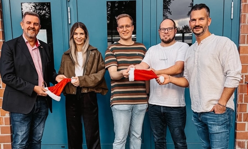 Die Mütze ist übergeben – die Tradition geht weiter, (v.li.) Andreas Busch, Denise Goernandt, Tim Frickmann, Sven Schiller und Marcus Goernandt.
