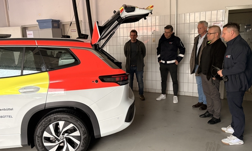 Ein Blick in den neuen Heckausbau: Bei der Übergabe machen sich die Beteiligten mit der Ausstattung und der Aufteilung des neuen Einsatzfahrzeugs vertraut.