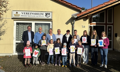 Die Zumba-Kids des Hötzumer SV freuen sich über einheitliche T-Shirts für ihre Auftritte. 
