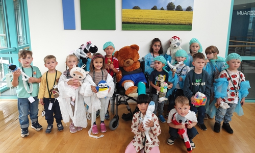 Die Maulwurf-Pauli-Gruppe der Kita Am Spottberg mit Teddy Hubertus bei der Teddy-Sprechstunde in der Asklepios Klinik Schildautal Seesen.