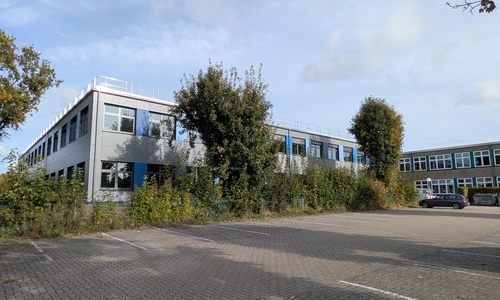 Der Erweiterungsbau ist direkt mit dem bisherigen Gebäude (rechts im Bild) verbunden. 