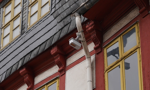 Eine von vier Frequenzmessanlagen: Zwischen Kornmarkt und Stadtmarkt wird an der Alten Apotheke gemessen.