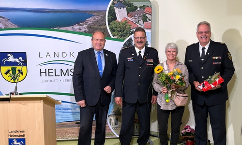 Olaf Kapke (2. v. li.) unter anderem mit Landrat Radeck (li.).