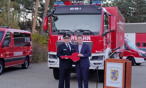 Landrat Philipp Raulfs (r.) übergibt den symbolischen Schlüssel an Kreisbrandmeister Jens Dieckmann. Die Kreisfeuerwehr im Landkreis Gifhorn erhält Ausstattung im Wert von rund 730.000 Euro.