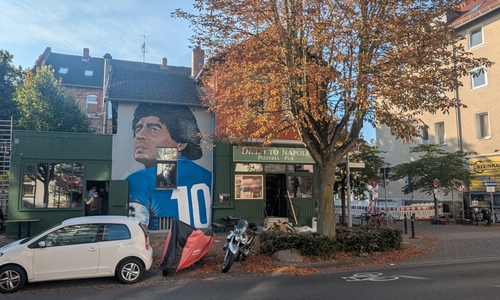 Diego Maradona blickt überlebensgroß auf die Kastanienallee: Hier eröffnet demnächst das zweite Restaurant von "Diego to Napoli".