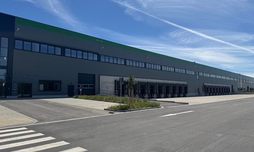 Das Logistikzentrum mit rund 60.000 Quadratmetern Fläche wird künftig eine zentrale Rolle bei der Versorgung der mehr als 2.000 Filialen sowie im E-Commerce-Geschäft von Takko Fashion übernehmen.